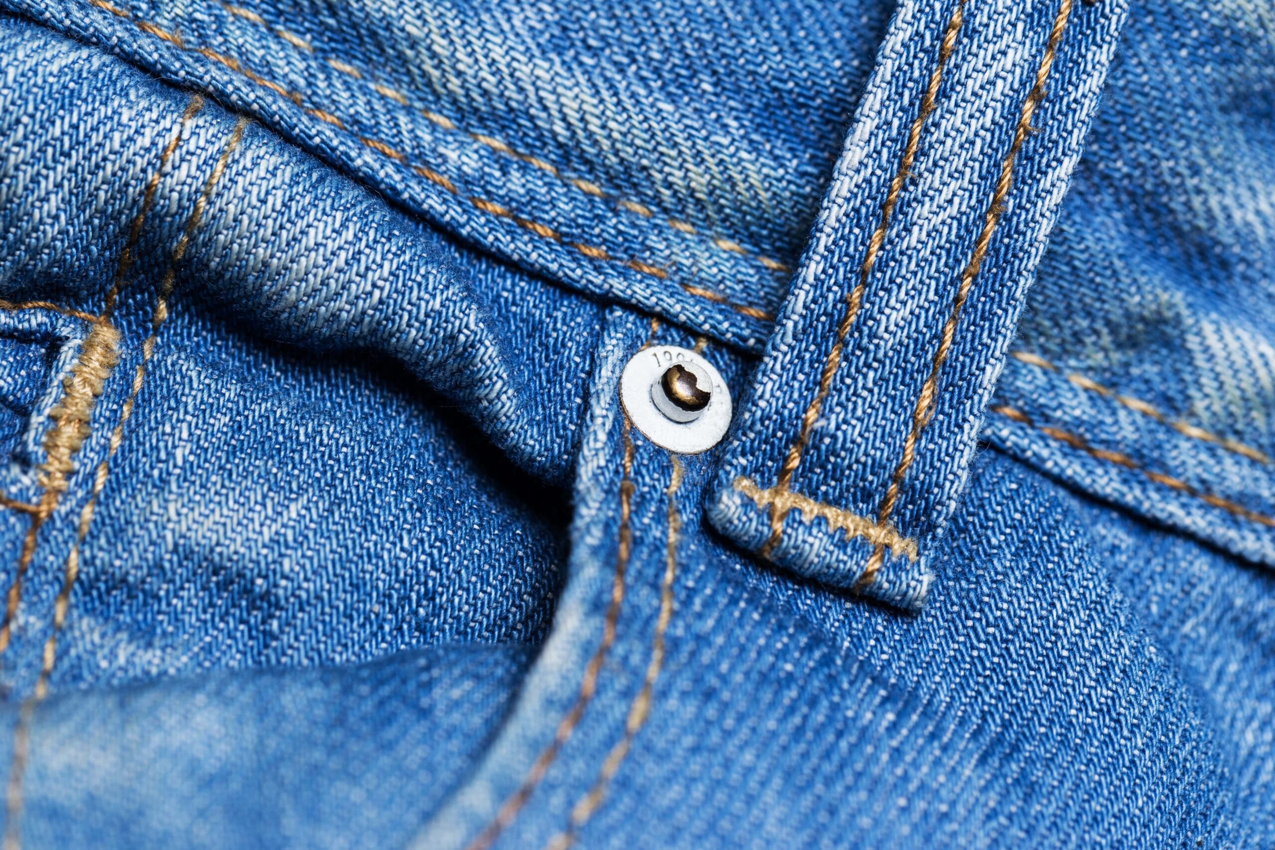 Imagem mostra peça jeans com rebite