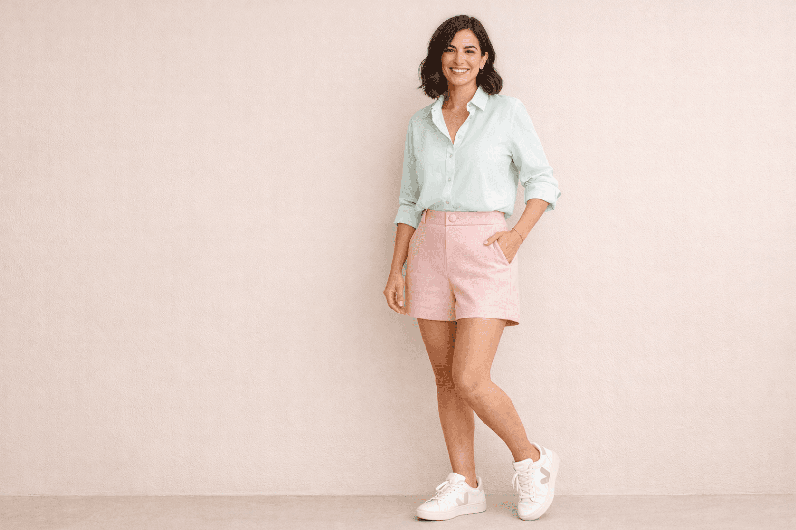 Mulher vestindo shorts de alfaiataria e camisa social em tons pastel com botões da Rech, ilustrando a tendência da moda verão de 2026.